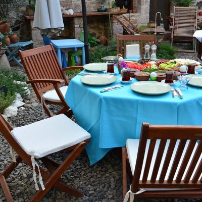 Bahçede Kahvaltı masamız.JPG