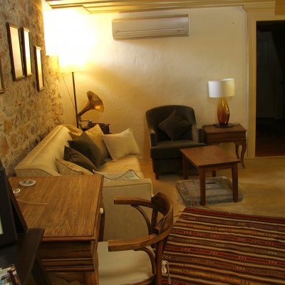 Sarnıç üzerinde oturma köşemiz.JPG