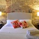 Standart  iki kişilik oda taş duvarda yatakbaşı 2.JPG